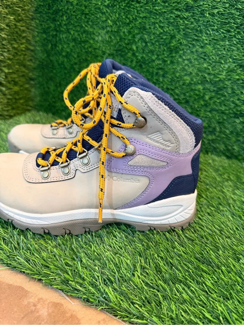 Columbia Women’s Newton Ridge Beige and Navy Hiking Boots with Yellow Laces 5.5